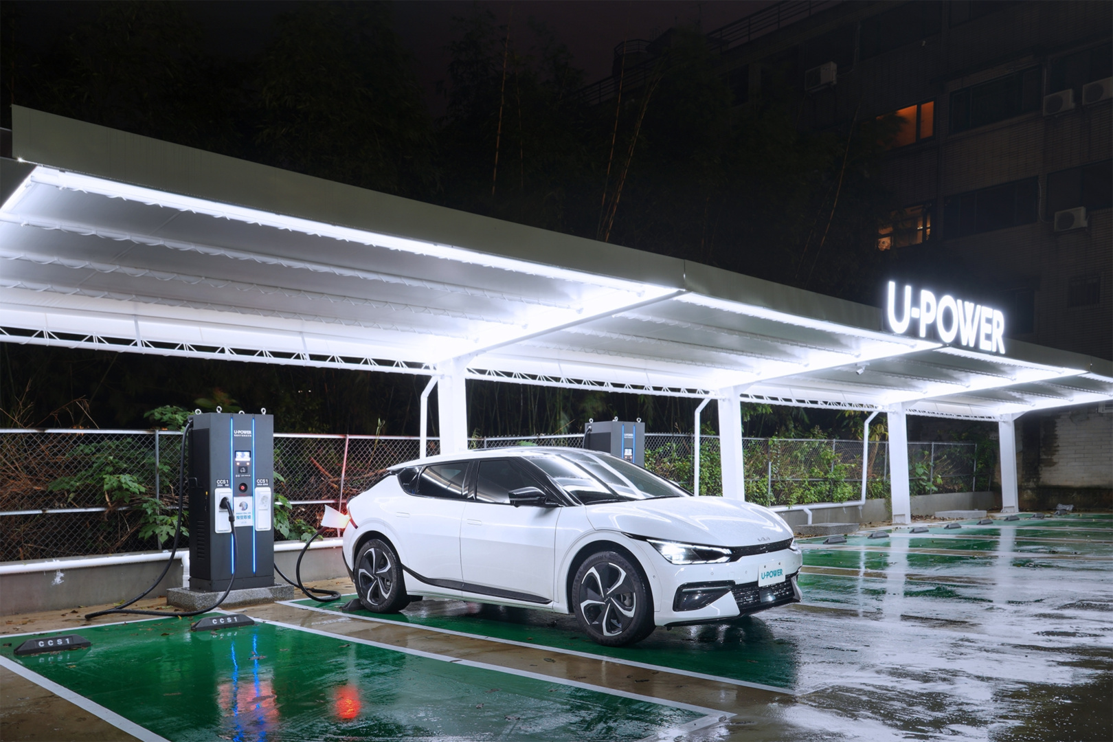 SMALL_1. 台灣森那美起亞宣布U-POWER旭電馳科研正式成為Kia 的充電合作夥伴，以The Kia EV6 卓越充電規格，搭配U-POWER的高規充電設備，讓車主享受永續未來的純電移動生活。